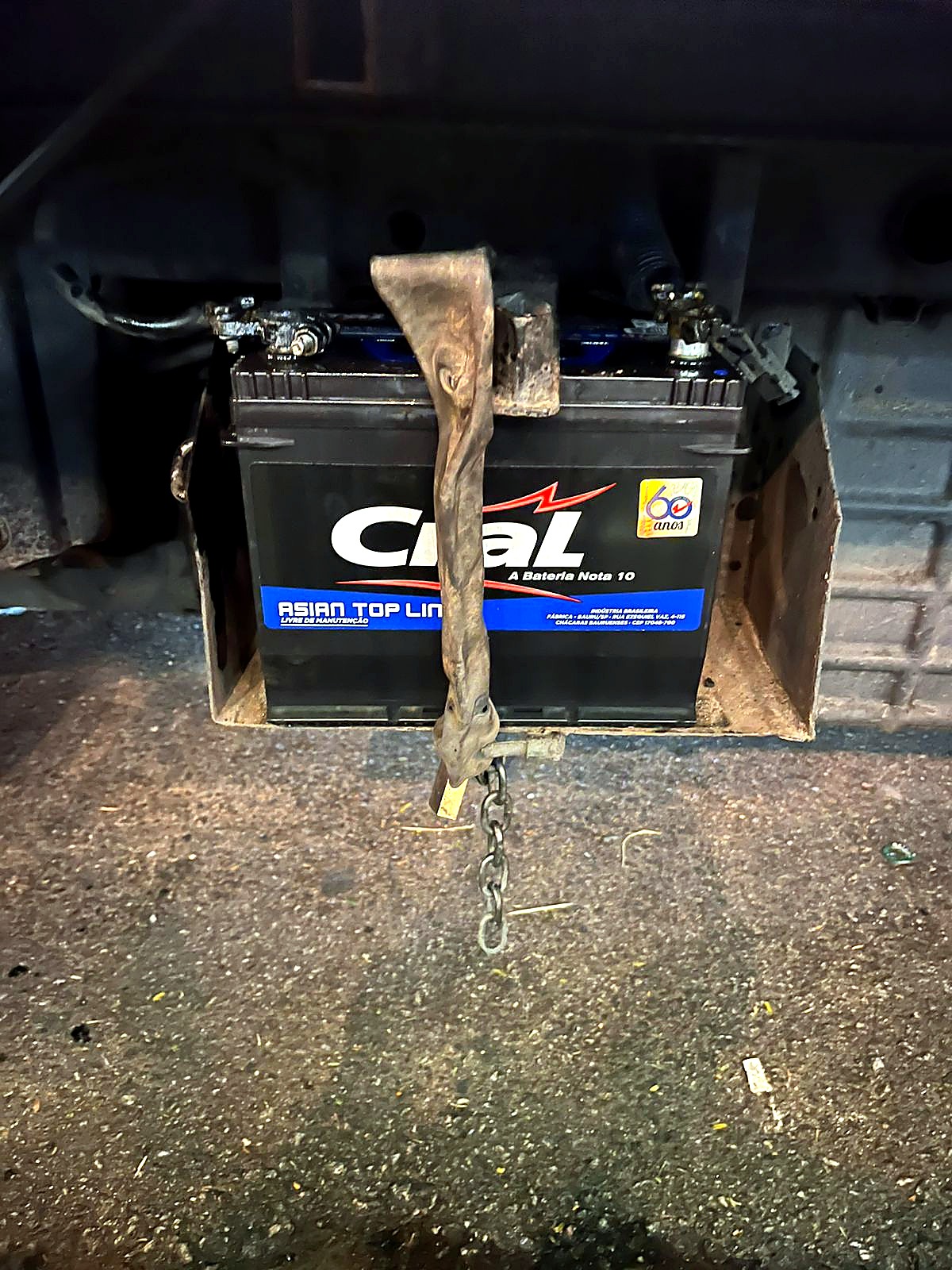 Bateria automotiva instalada no compartimento do veículo