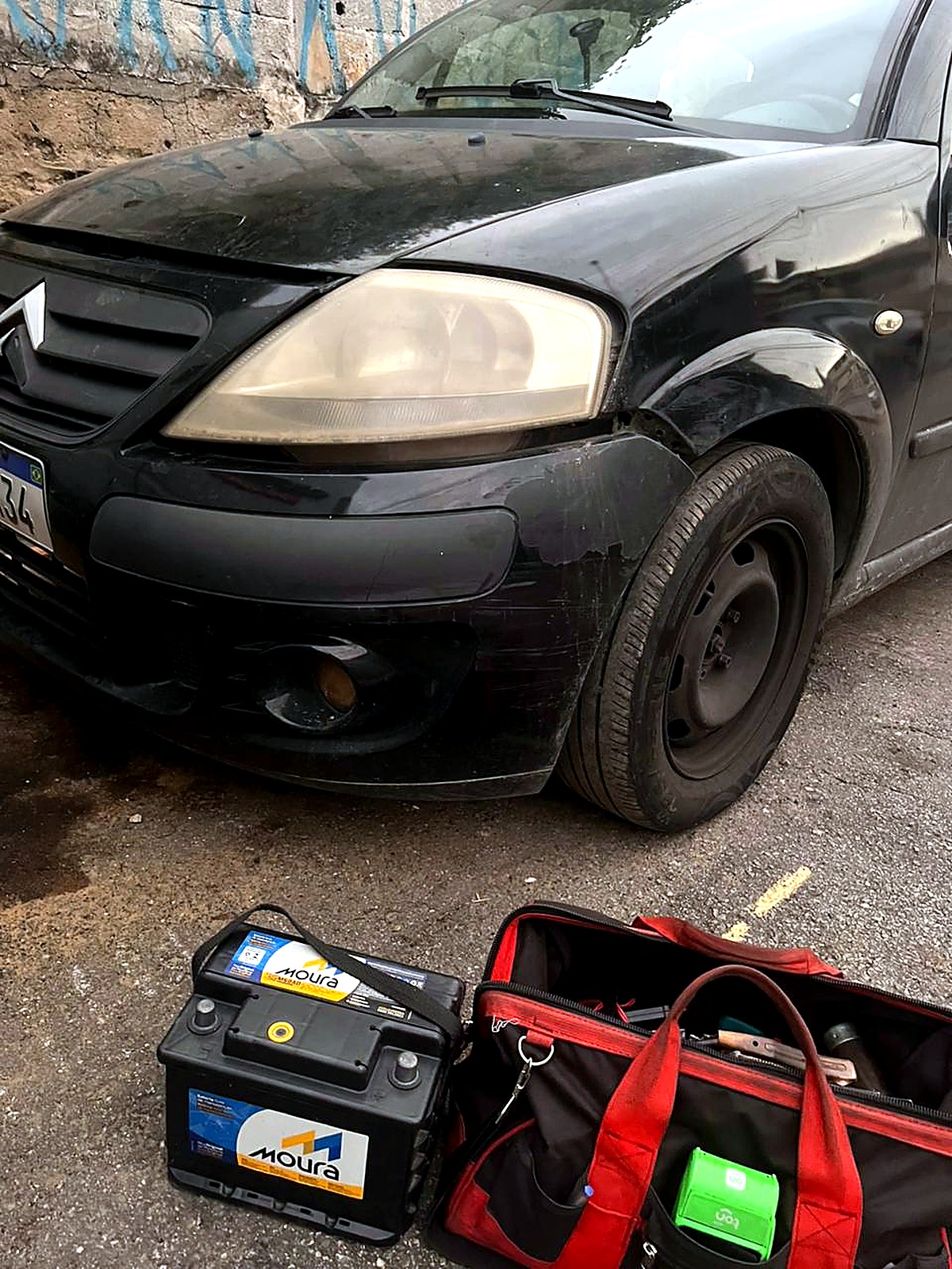 Bateria automotiva e maleta de ferramentas em atendimento na rua